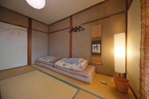 ein Schlafzimmer mit einem Bett in der Zimmerecke in der Unterkunft Kyoto - House / Vacation STAY 69365 in Kyoto