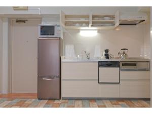 川口市にあるWALLABY HOUSE - Vacation STAY 38649vの冷蔵庫とシンク付きのキッチン