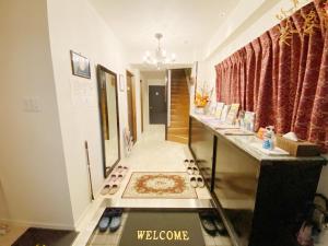 ein Flur mit einem Zimmer mit einem Teppich auf dem Boden in der Unterkunft Reinahill - Vacation STAY 67171v in Tokushima + 1 Foto