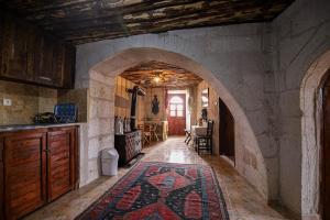 Un arco en una cocina con una alfombra en el suelo. en Katre Cave House, en Ürgüp