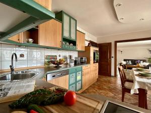 a kitchen with a sink and a table in a room at Ludwinas Pfingststube in Mastershausen