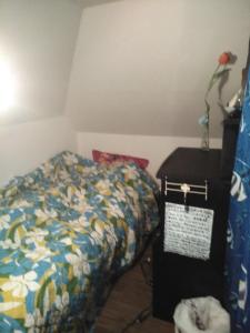 ein Schlafzimmer mit einem Bett und einem Tisch mit einem Korb in der Unterkunft furorai KANAMATI Floral Kanamachi - Vacation STAY 12218 in Tokio