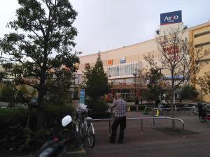 Ein Mann steht vor einem Fahrradständer. in der Unterkunft furorai KANAMATI Floral Kanamachi - Vacation STAY 12218 in Tokio + 27 Fotos