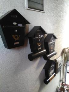 eine Wand mit zwei Schachteln und zwei Rollen Papier in der Unterkunft furorai KANAMATI Floral Kanamachi - Vacation STAY 12218 in Tokio