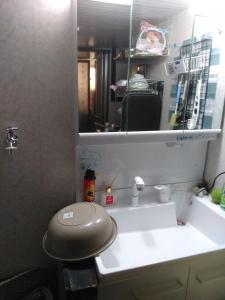 ein Badezimmer mit einem WC und einem Spiegel über einem Waschbecken in der Unterkunft furorai KANAMATI Floral Kanamachi - Vacation STAY 12219 in Tokio + 26 Fotos