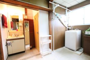 大阪市にあるRINKA Minpaku / Vacation STAY 1105の洗面台と洗濯機と乾燥機を備えたバスルーム +90枚の写真