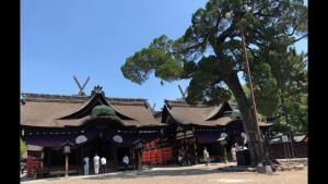 大阪市にあるRINKA Minpaku / Vacation STAY 1105の建物の前に木が立っている