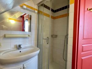 Koupelna v ubytování T2 calme, vue ville et lac, animaux admis, parking et climatisation - FR-1-555-42 + 13 fotografií