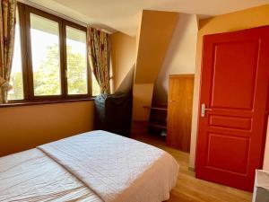 Postel nebo postele na pokoji v ubytování T2 calme, vue ville et lac, animaux admis, parking et climatisation - FR-1-555-42