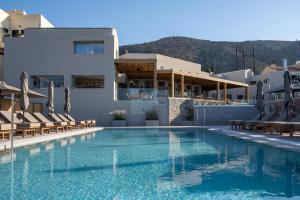 Bazén v ubytování Galaxy Suites Boutique Resort nebo v jeho okolí