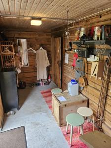MaakeskiにあるRomantic countryside SAUNA Cottageの木製の壁とテーブルと椅子のある小さな部屋