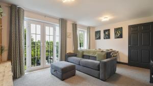 Χώρος καθιστικού στο Spacious & Practical 2-Bedroom Sheffield Flat by PureStay