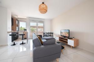 TV a/nebo společenská místnost v ubytování T2 balcon avec parking sécurisé et gratuit