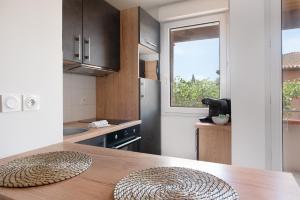 Kuchyň nebo kuchyňský kout v ubytování T2 balcon avec parking sécurisé et gratuit + 14 fotografií