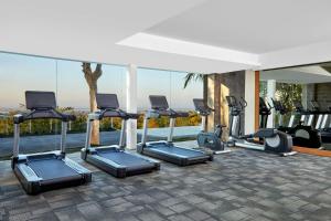 Four Points by Sheraton Bali, Ungasan的健身中心和/或健身设施