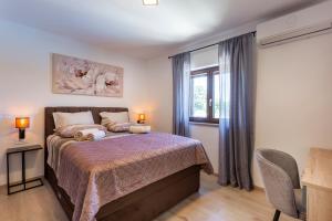 un dormitorio con una cama y una ventana en Luxurious new apartment with pool, en Šajini 46 fotos más