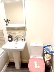 ナニートンにあるQuiet and Comfortable Double guest roomのバスルーム(洗面台、鏡付きトイレ付) +9枚の写真