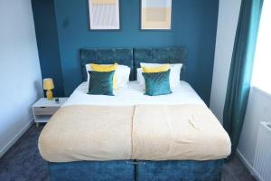 Imagine din galeria proprietății Stylish 3-Bed Swansea Home with WiFi & Kitchen în Swansea