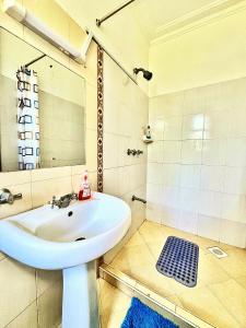 Koupelna v ubytování Nyali Luxurious Apartments and Suites, Baobab waves