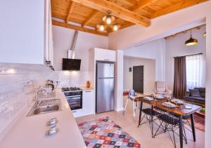 a kitchen and living room with a table and chairs at Villa Safran in Kas