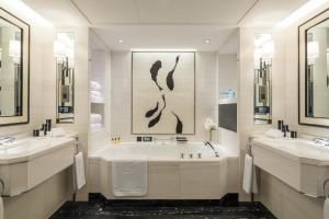 a bathroom with two sinks and a bath tub at The Peninsula Beijing in Beijing
