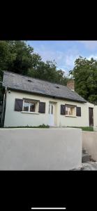 a white house with a fence in front of it at Maison tout confort, au calme in Boëssé-le-Sec