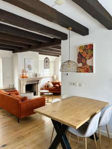 a living room with a wooden table and chairs at Ut Urker Ussien in Urk