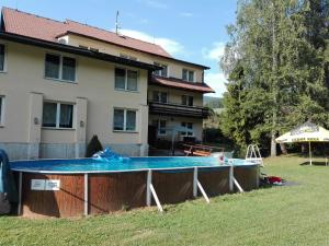 een zwembad voor een huis bij Chalupa u Čarodějky in Vernířovice