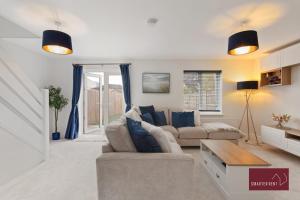 Una sala de estar con dos sofás y una mesa. en Holyport - Three Bedroom House - Parking, en Maidenhead