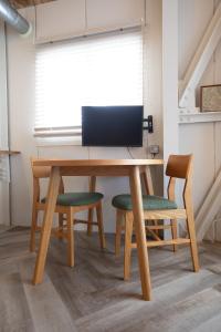 a wooden table with two chairs and a computer on it at HB2B 小田原 港徒歩3分 ハワイアン 4名可能 箱根板橋駅徒歩8分 早川駅徒歩7分8 minutes by car from Odawara Station 3 mins walk to port Hawaiian in Odawara +38 photos