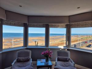 zwei Stühle in einem Zimmer mit Meerblick in der Unterkunft Hotel Sheraton in Blackpool