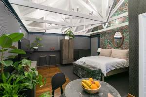 una camera da letto con un letto e un tavolo con sopra la frutta di Forest Loft Apartment a Knysna