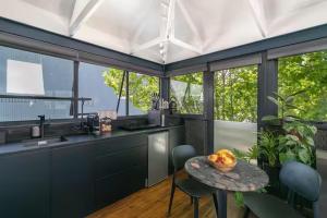una cucina con un tavolo con una ciotola di frutta sopra di Forest Loft Apartment a Knysna