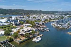 una vista aerea di un porto con barche in acqua di Forest Loft Apartment a Knysna