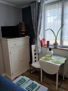 Una televisión o centro de entretenimiento en Chambre "Oasis Bleue" Calme Absolu chez Fred