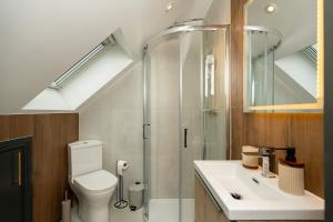 New SouthgateにあるModern Arnos Grove Studio, Air Conditioningのシャワー、トイレ、洗面台を備えたバスルーム +22枚の写真