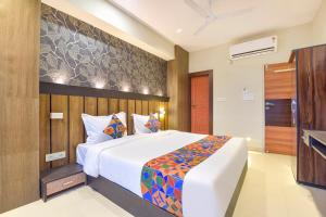 un dormitorio con una cama grande en una habitación en Via The Max Glory, en Indore