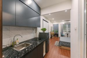 une cuisine avec un évier et un plan de travail dans l'établissement Oikia Westlake Apartment, à Hanoï 276 autres photos