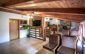 una habitación con un montón de sillas y un televisor en Amazing Home In Gornji Bogicevci With Sauna, en Gornji Bogičevci