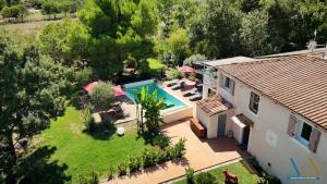 an aerial view of a house with a swimming pool at Villa Alyzea Chambre d'hôtes réservée aux adultes in Bessan