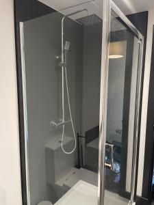 eine Dusche mit Glastür im Badezimmer in der Unterkunft 2 bedroom country cottage in the Lake District in Penrith + 16 Fotos