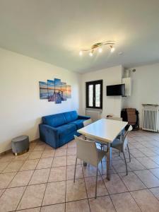 un soggiorno con un divano blu e un tavolo di Golden Home Lazise a Lazise