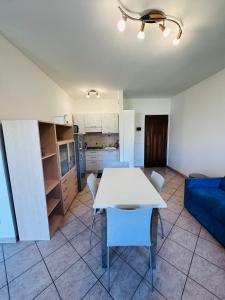 un soggiorno con tavolo e sedie bianchi di Golden Home Lazise a Lazise Altre 24 foto