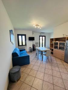 un soggiorno con un divano blu e un tavolo di Golden Home Lazise a Lazise