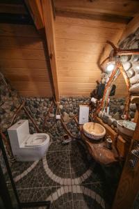 a small bathroom with a toilet and a sink at Livoz Suit Bungalov in Çayırdüzü