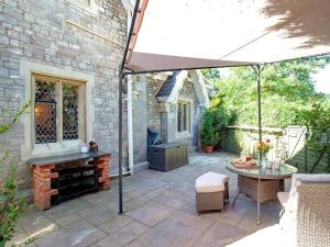 een patio met een tafel en een parasol bij Bury Meadow Lodge - Exeter - Train 5 min walk - Parking in Exeter