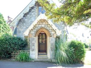 een klein stenen huis met een grote deur bij Bury Meadow Lodge - Exeter - Train 5 min walk - Parking in Exeter +4 foto's