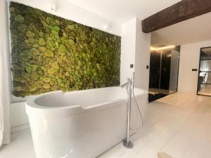 eine Badewanne im Bad mit grüner Wand in der Unterkunft Valencia Luxury - Boutique El Carmen in Valencia