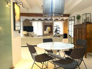 ein Esszimmer mit Tisch und Stühlen in der Unterkunft Valencia Luxury - Boutique El Carmen in Valencia + 2 Fotos