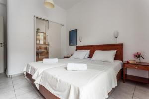 A bed or beds in a room at Argo Pension